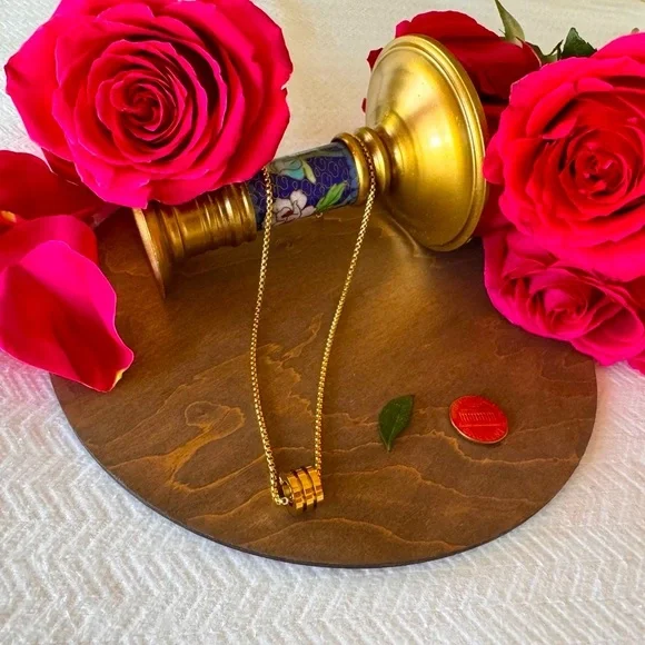 Gold Necklace with Timeless Elegance - Picture 3 of 6